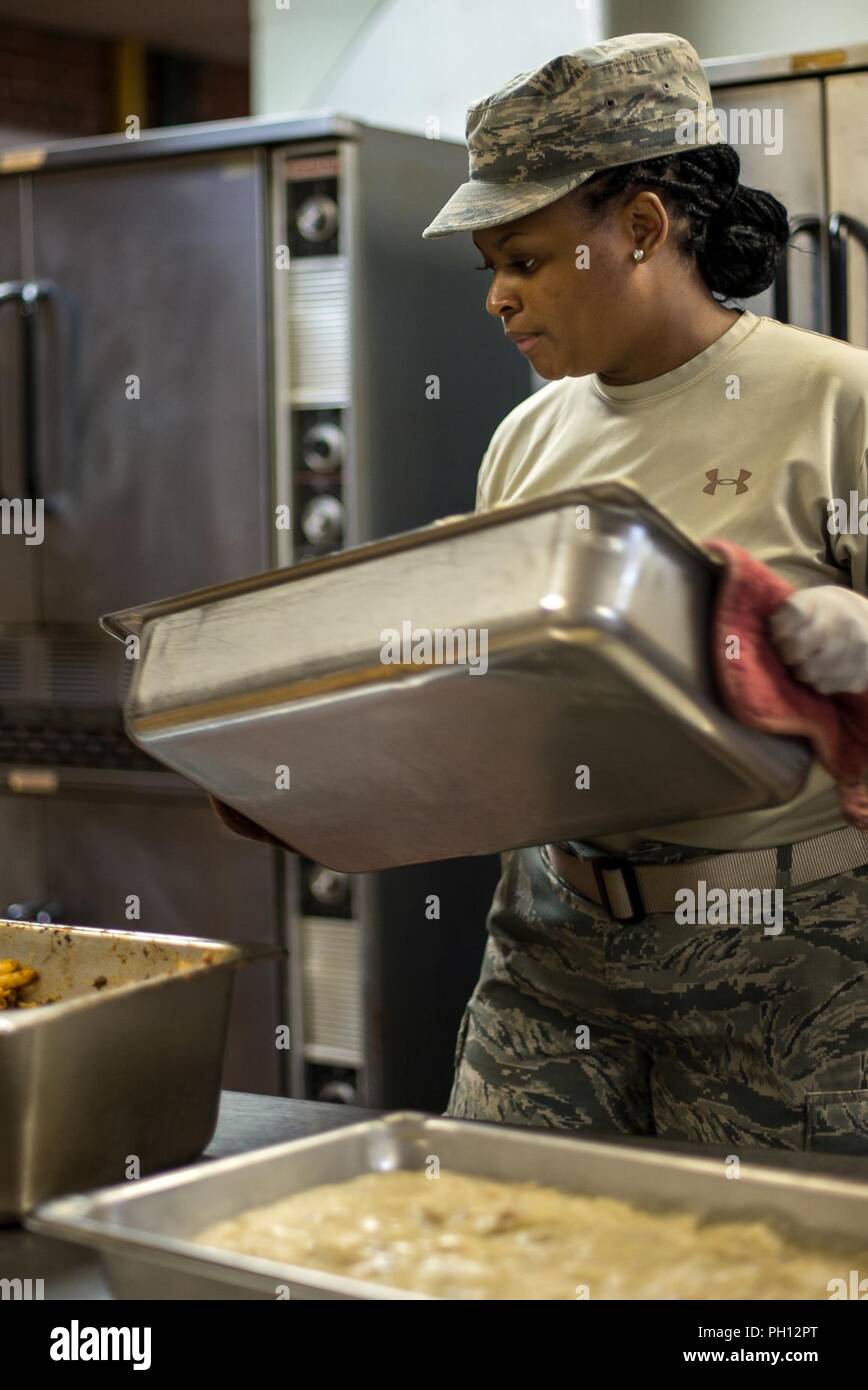 Tech. Sgt. Ebano Wilson, un artigiano servizi dal Texas Air National Guard's 136forza squadrone di supporto, prepara la cena del 21 giugno 2018, ad uno di quattro-sanitaria cliniche nella parte orientale del Kentucky. Il personale dei servizi di supporto sono il personale medico per il funzionamento Bobcat, che fornisce la salute militare-care truppe con formazione critica nel settore della logistica e delle operazioni sul campo fornendo benefici duraturi per la comunità civile. Cliniche non offrono alcun costo proiezioni medica; pulizie dentali, riempimenti e le estrazioni; visione esami e nessun costo di occhiali. Foto Stock