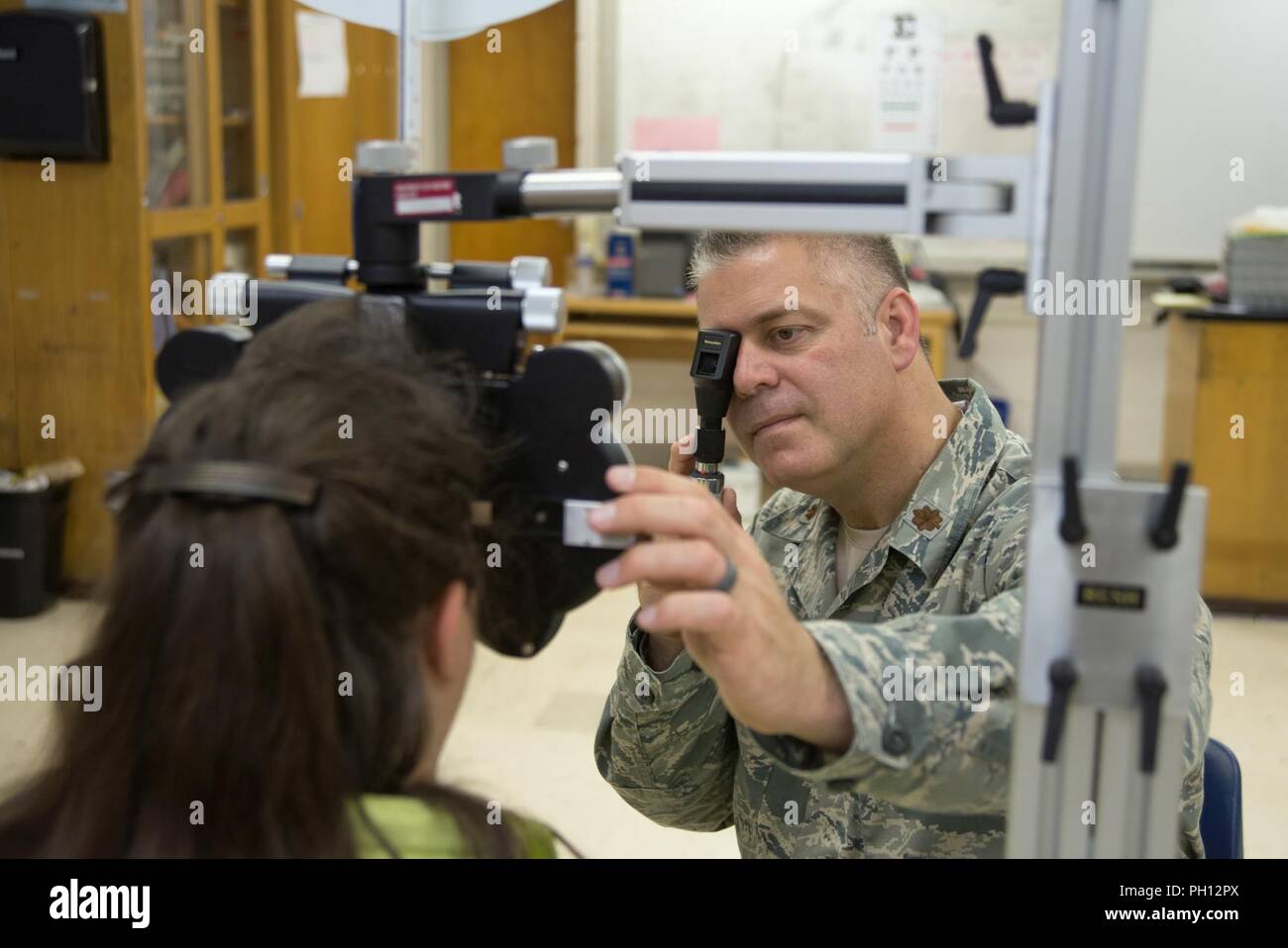 Il Mag. Brett Ringger, un all'ottico optometrista dal Texas Air National Guard's 136Medical Group, prove del suo paziente la visione del 19 giugno 2018, ad uno di quattro-sanitaria cliniche nella parte orientale del Kentucky. Membri della Air National Guard e U.S. Navy Reserve sono in conduzione il funzionamento Bobcat, che fornisce la salute militare-care truppe con formazione critica nel settore della logistica e delle operazioni sul campo fornendo benefici duraturi per la comunità civile. Cliniche non offrono alcun costo proiezioni medica; pulizie dentali, riempimenti e le estrazioni; visione esami e nessun costo di occhiali. Foto Stock