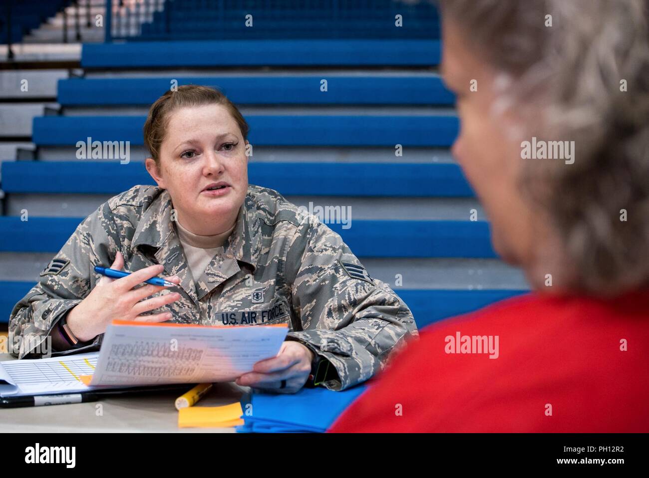 Senior Airman Kristyn Wilson, un medico tecnico dal 136Medical Group, chiarisce le informazioni del paziente 21 giugno 2018, ad uno di quattro-sanitaria cliniche nella parte orientale del Kentucky. Membri della Air National Guard e U.S. Navy Reserve sono in conduzione il funzionamento Bobcat, che fornisce la salute militare-care truppe con formazione critica nel settore della logistica e delle operazioni sul campo fornendo benefici duraturi per la comunità civile. Cliniche non offrono alcun costo proiezioni medica; pulizie dentali, riempimenti e le estrazioni; visione esami e nessun costo di occhiali. Foto Stock