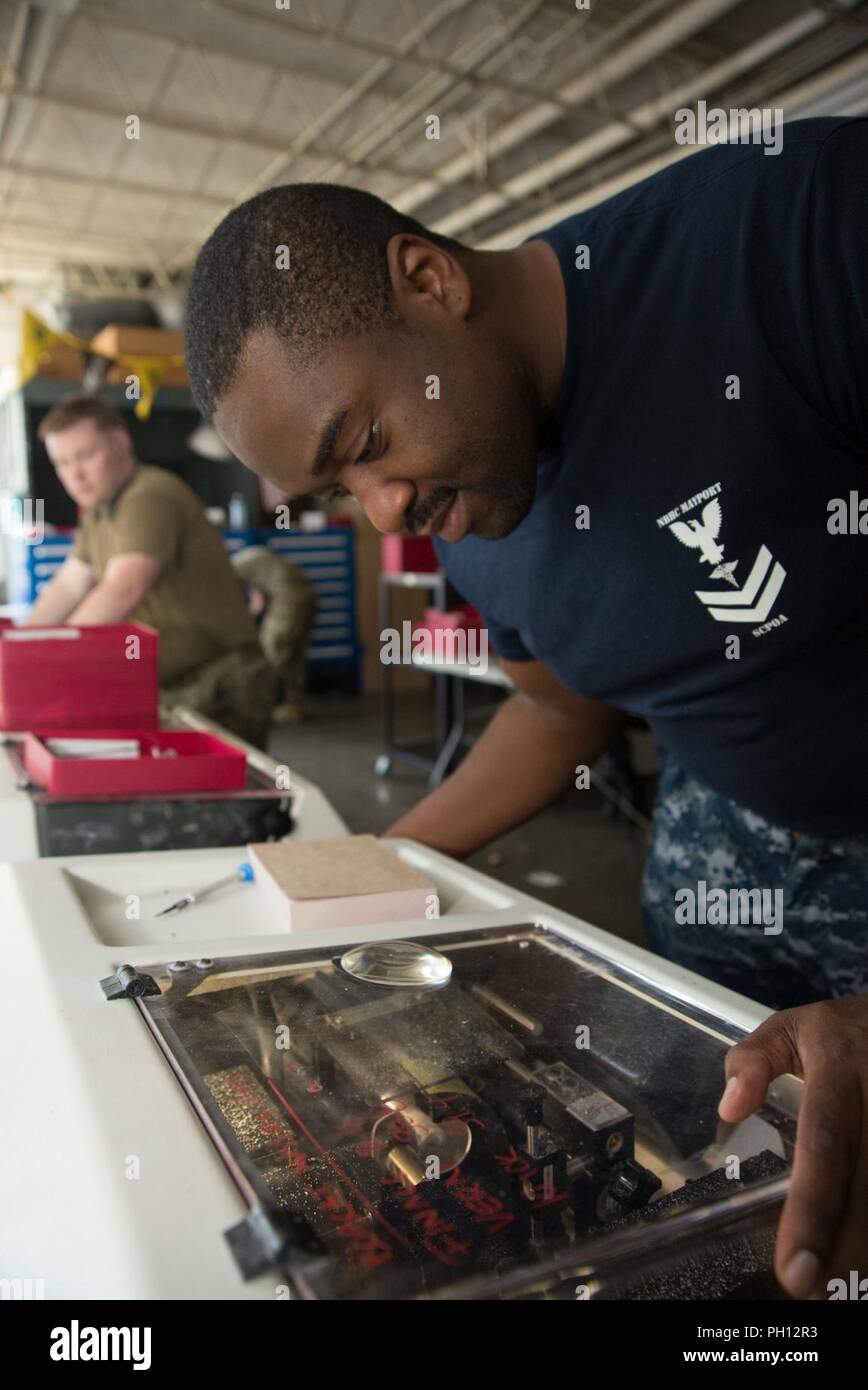 Stati Uniti Navy Petty Officer di 2a classe di Jeffrey A. James, un ospedale corpsman navale supporto oftalmici e attività di formazione, tagli una lente 19 giugno 2018, ad uno di quattro-sanitaria cliniche nella parte orientale del Kentucky. Membri della Air National Guard e U.S. Navy Reserve sono in conduzione il funzionamento Bobcat, che fornisce la salute militare-care truppe con formazione critica nel settore della logistica e delle operazioni sul campo fornendo benefici duraturi per la comunità civile. Cliniche non offrono alcun costo proiezioni medica; pulizie dentali, riempimenti e le estrazioni; visione esami e nessun costo di occhiali. Foto Stock