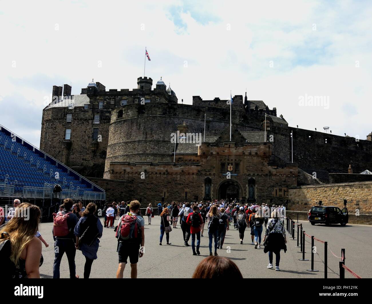 Le persone che visitano il Castello di Edimburgo. Foto Stock