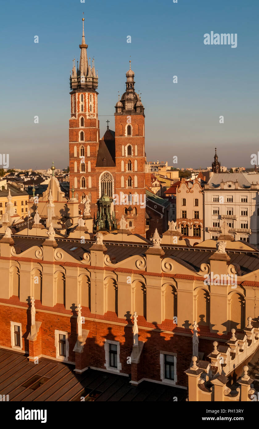 Bella vista aerea della Basilica di Santa Maria in la calda luce del tramonto, Cracovia in Polonia Foto Stock