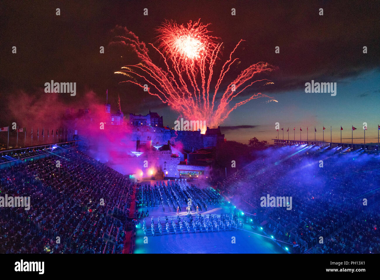 Il 2018 Royal Edinburgh International Tattoo militare sulla spianata del castello di Edimburgo, Scozia, Regno Unito. Il ammassato Pifferi e Tamburi a Finale Foto Stock