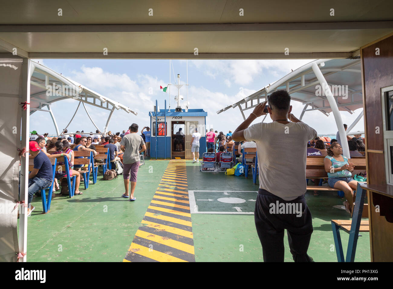 ISLA MUJERES, QR, Messico - Feb 11, 2018: affollato il ponte di una nave traghetto in direzione di Isla Mujeres. Foto Stock