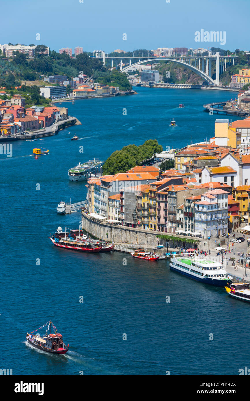 Il fiume Douro, Ribeira district e ponte Arrabida, Porto, Portogallo Foto Stock