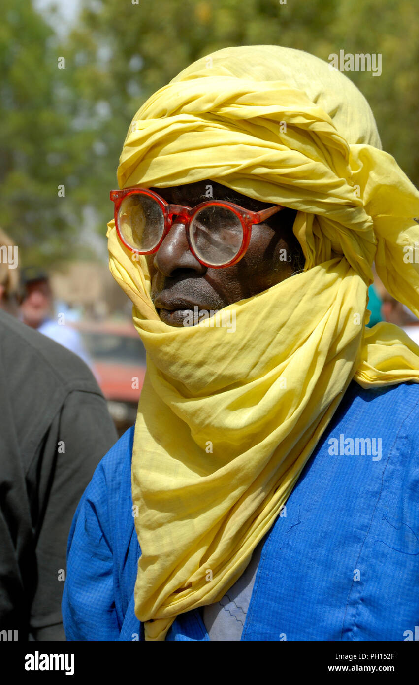 Uomo in abito tradizionale al mercato di Djenné, un sito Patrimonio Mondiale dell'Unesco. Mali, Africa occidentale Foto Stock