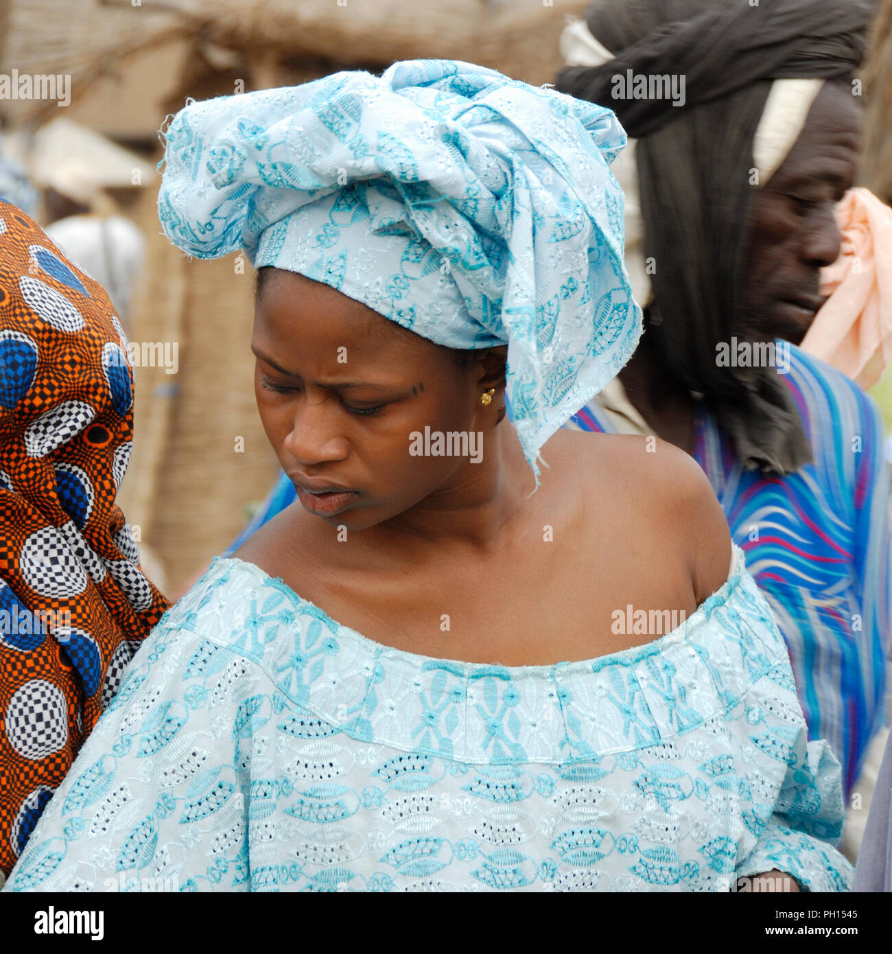 Bella donna in abito tradizionale al mercato di Djenné, un sito Patrimonio Mondiale dell'Unesco. Mali, Africa occidentale Foto Stock