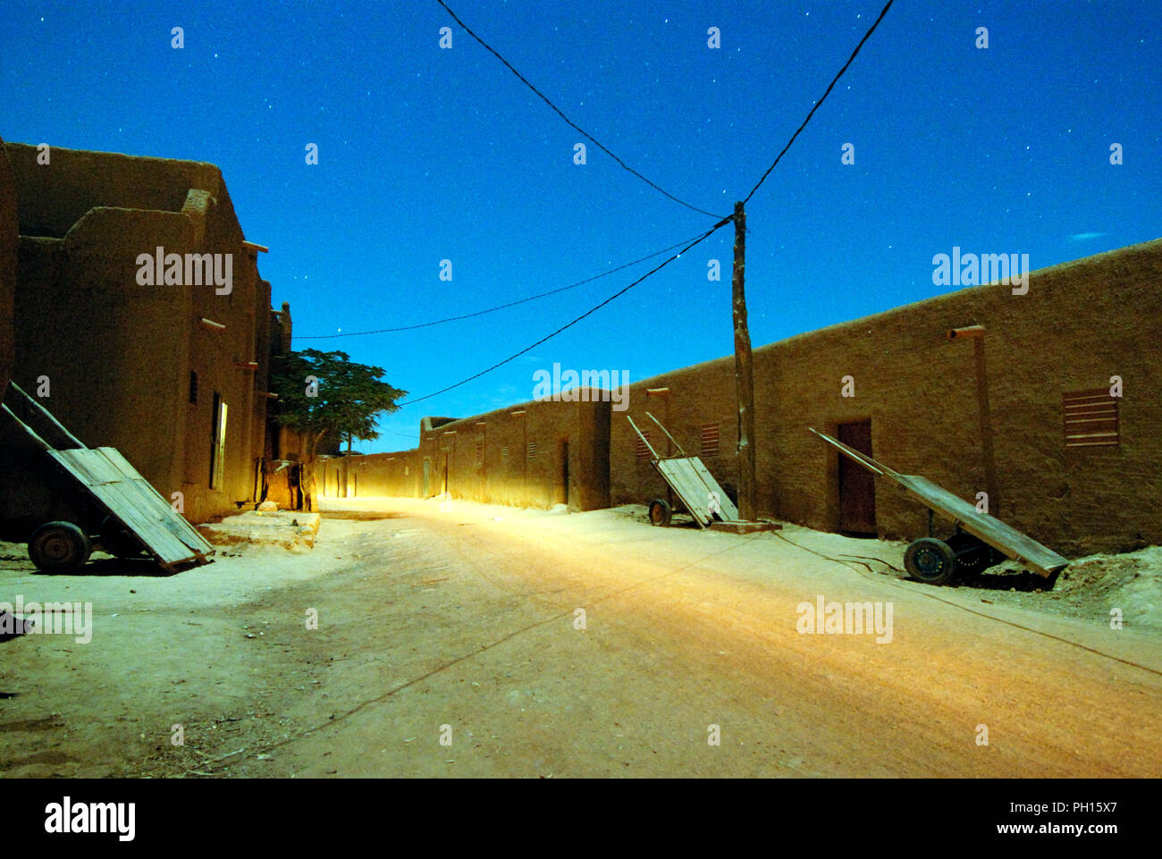 Case di Djenné di notte, un sito Patrimonio Mondiale dell'Unesco. Mali, Africa occidentale Foto Stock