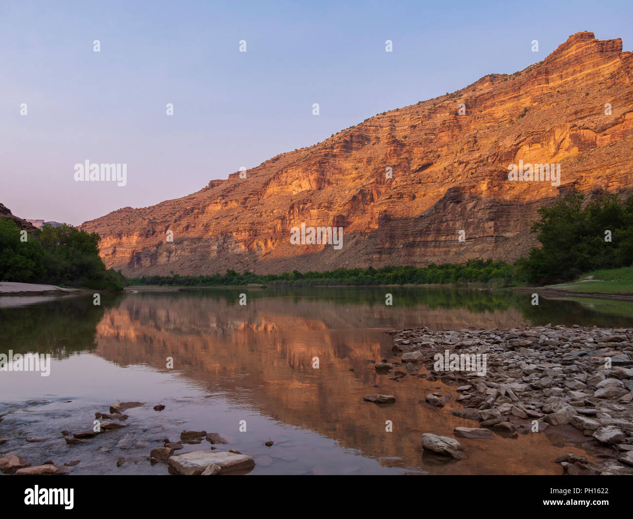 Scogliere e fiume Little Rock Canyon casa campeggio, superiore desolazione canyon a nord del fiume Verde, Utah. Foto Stock