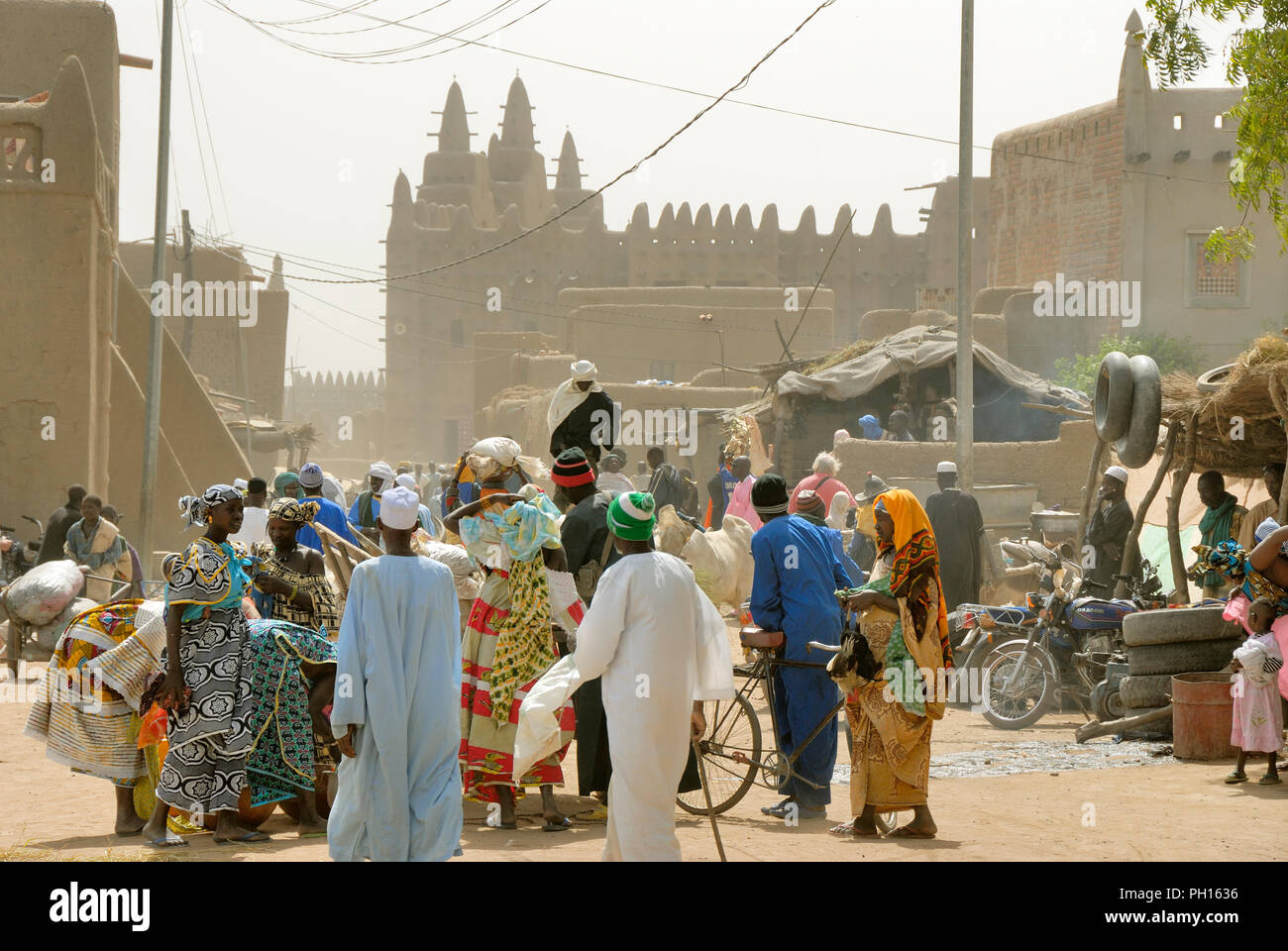 Giorno di mercato settimanale, lunedì a Djenné, un sito Patrimonio Mondiale dell'Unesco. Mali, Africa occidentale Foto Stock