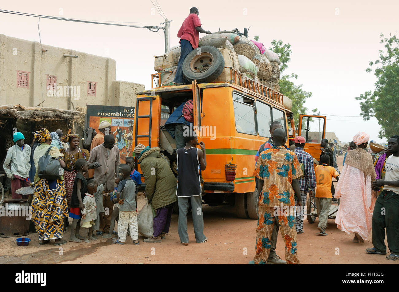 Giorno di mercato settimanale, lunedì a Djenné, un sito Patrimonio Mondiale dell'Unesco. Mali, Africa occidentale Foto Stock