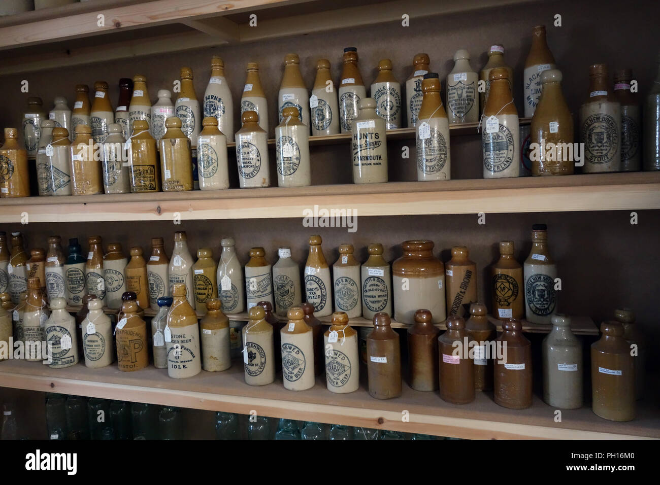 Antichi bottiglie in ceramica sono stati elementi di bric-à-brac su un espositore un inglese un centro di antiquariato Foto Stock