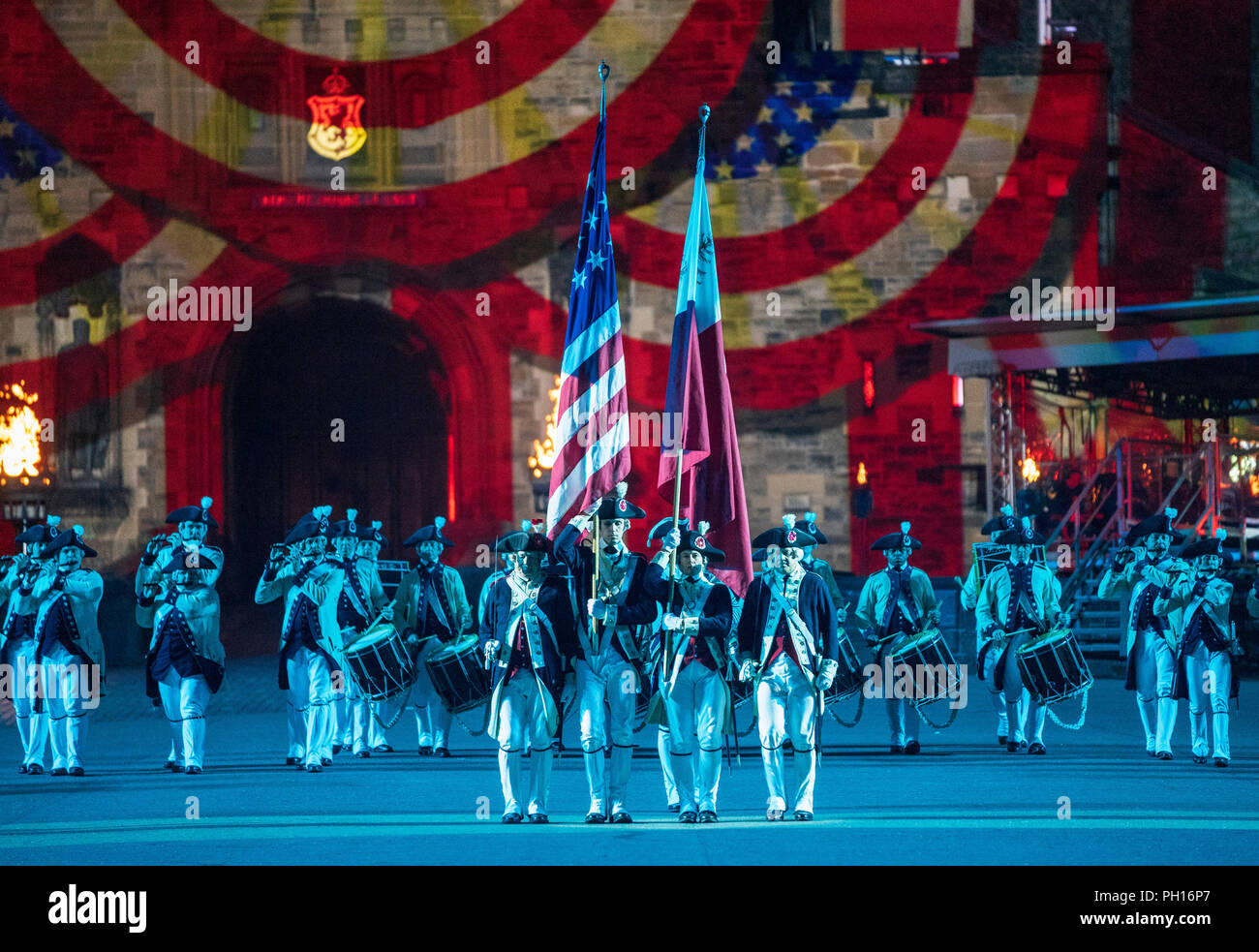 Il 2018 Royal Edinburgh International Tattoo militare sulla spianata del castello di Edimburgo, Middlesex County volontari Pifferi e Tamburi dagli USA. Foto Stock