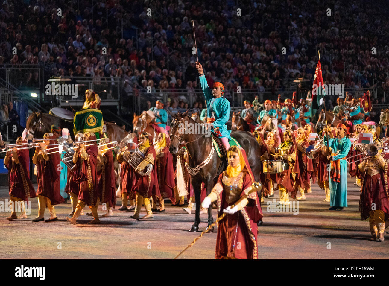 Il 2018 Royal Edinburgh International Tattoo militare sulla spianata del castello di Edimburgo. Bande combinato della cavalleria reale del Sultanato di Oman. Foto Stock