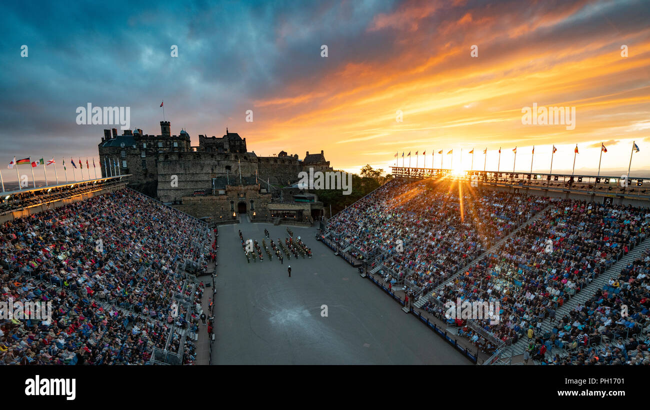 Il 2018 Royal Edinburgh International Tattoo militare sulla spianata del castello di Edimburgo, Scozia, Regno Unito Foto Stock