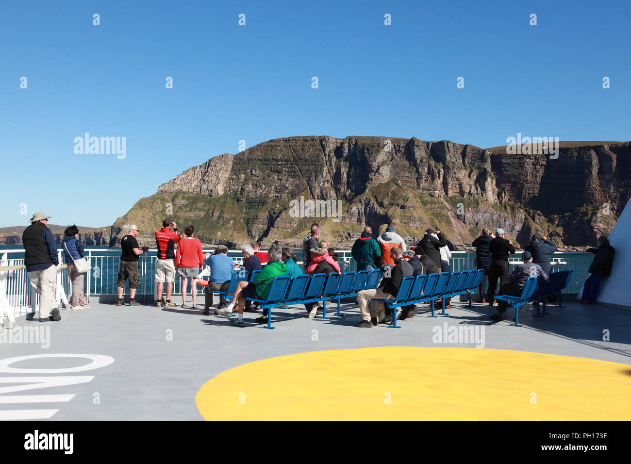 Il traghetto Northlink MV Hamnavoe passando per le scogliere di St John's testa su Hoy, isole Orcadi, Scozia Foto Stock