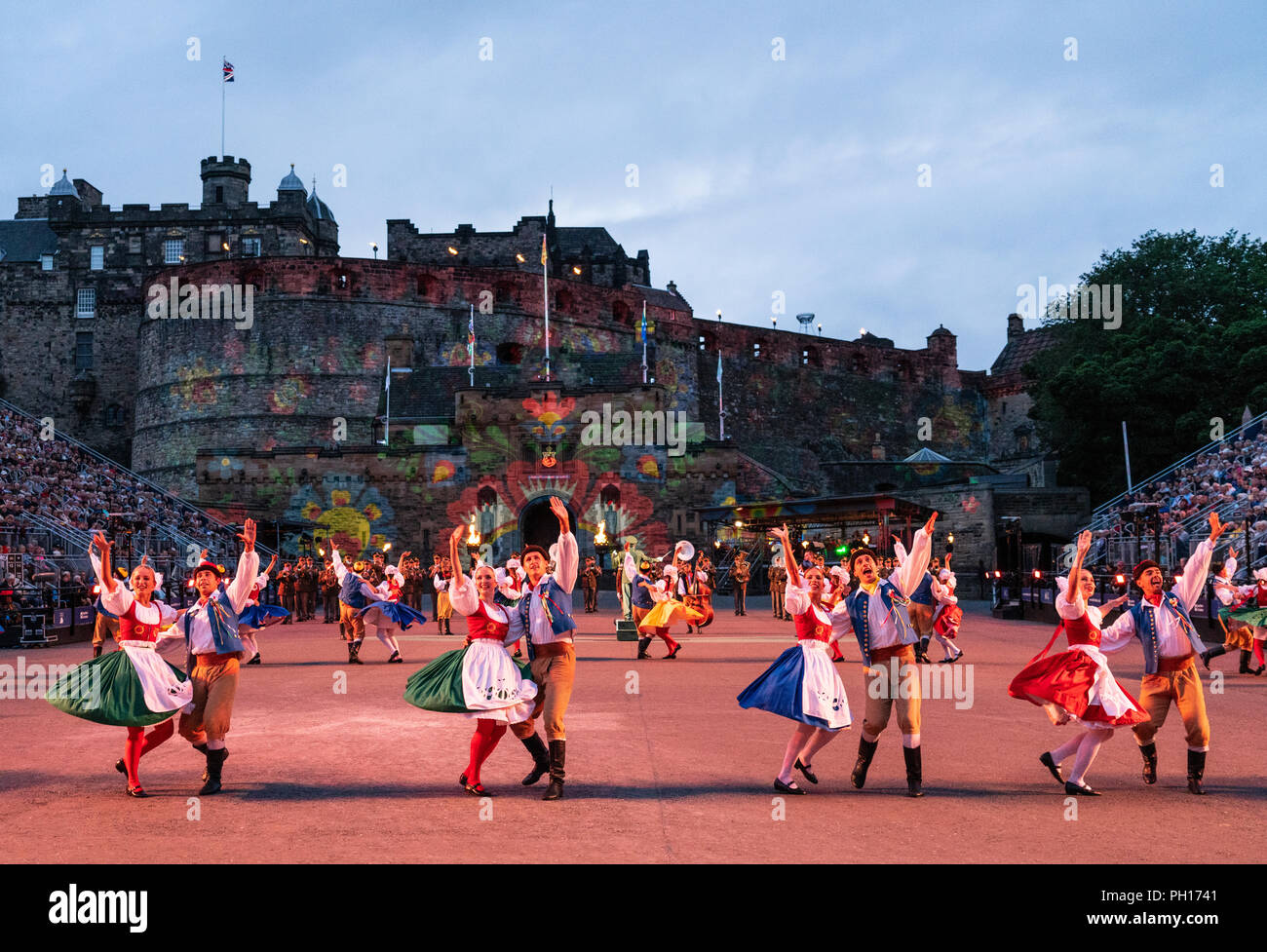 Il 2018 Royal Edinburgh International Tattoo militare presso il Castello di Edimburgo, Scozia. Fascia centrale della CECA e armate militari Ondras Art Ensemble Foto Stock