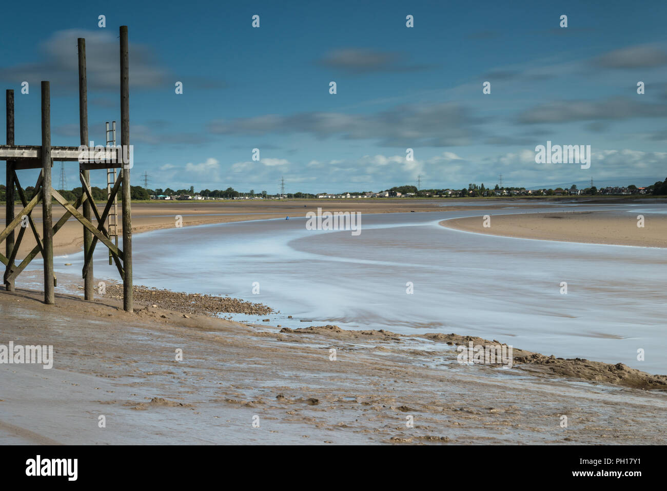 Riverside a piedi lungo il fiume Wyre a Skippool Creek su un soleggiato agosto mattina a come la marea era venuta a. Popolare con le imbarcazioni da diporto, numerosi pontili Foto Stock