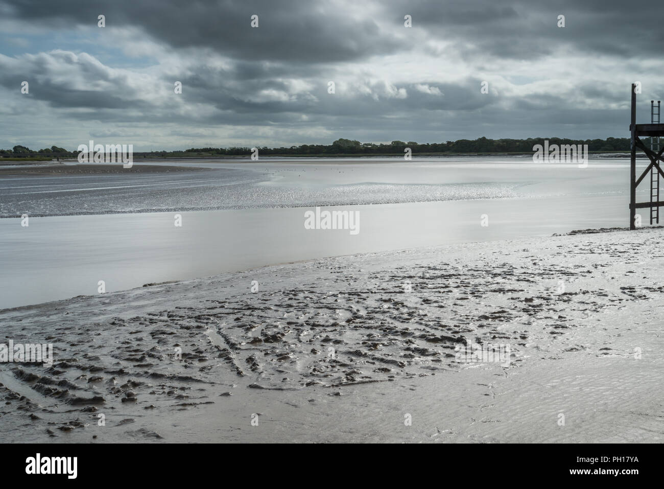 Riverside a piedi lungo il fiume Wyre a Skippool Creek su un soleggiato agosto mattina a come la marea era venuta a. Popolare con le imbarcazioni da diporto, numerosi pontili Foto Stock