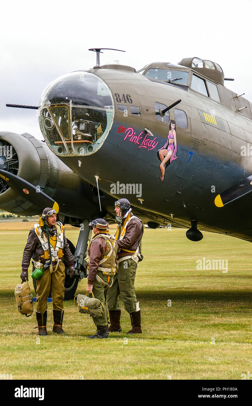 Boeing B-17 Flying Fortress, aereo bombardiere chiamato Pink Lady, che ha interpretato Mother & Country nel film Memphis Belle. US Army Air Forces. USAAF, con equipaggio Foto Stock