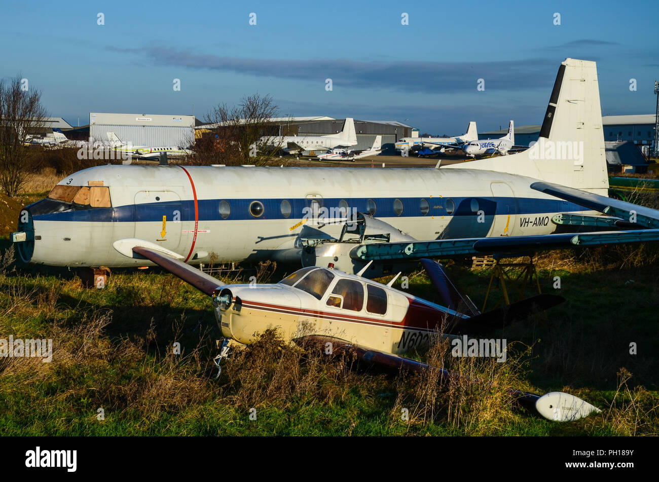Ex Royal Australian Air Force HAWKER SIDDELEY HS748 piano di trasporto acquistati da Skylark Hotel sul bordo dell aeroporto di Southend per uso come camere ma a sinistra Foto Stock