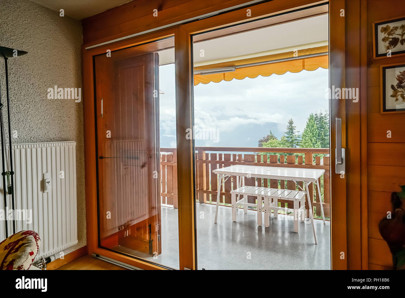 Rinnovato porta scorrevole per il balcone. Comfort ergonomico e sistema di  vetro. Profilo di laminato Foto stock - Alamy