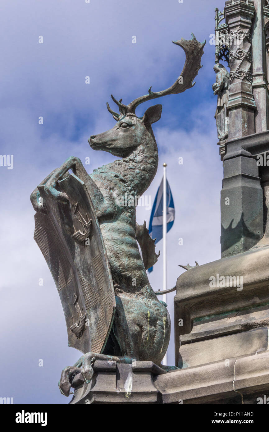 Edimburgo, Scozia - Giugno 14, 2012; cervo azienda protezione sulla statua piedistallo di Walter Montagu Douglas Scott, duca di Buccleuch sul Parlamento Squar Foto Stock