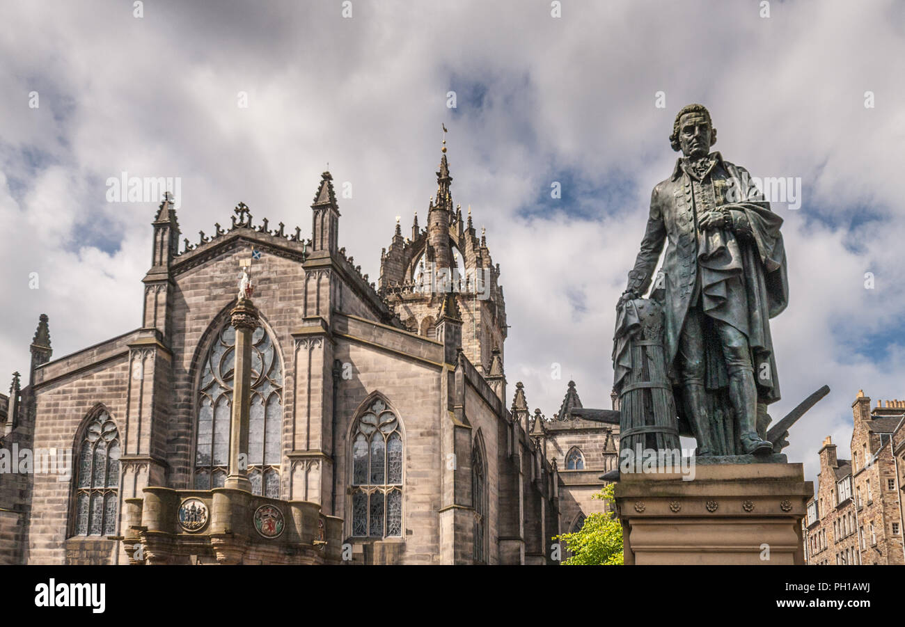 Edimburgo, Scozia, Regno Unito - 14 Giugno 2012: Adam Smith statua in bronzo sulla piazza del mercato di fronte in pietra marrone Saint Gilles Cattedrale crown tower sotto gr Foto Stock