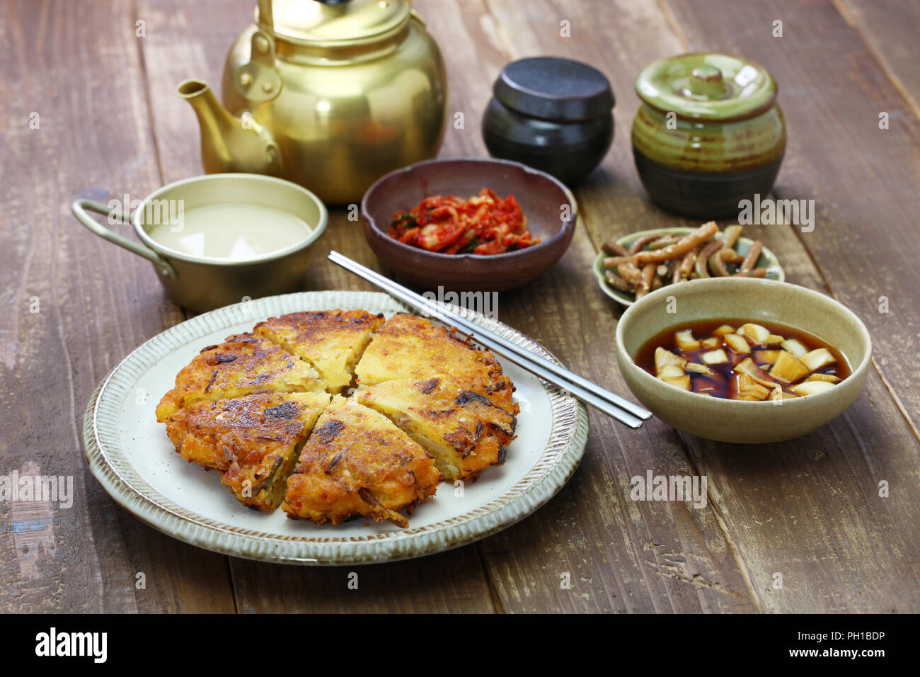 Bindaetteok, coreano Mung bean pancake Foto Stock