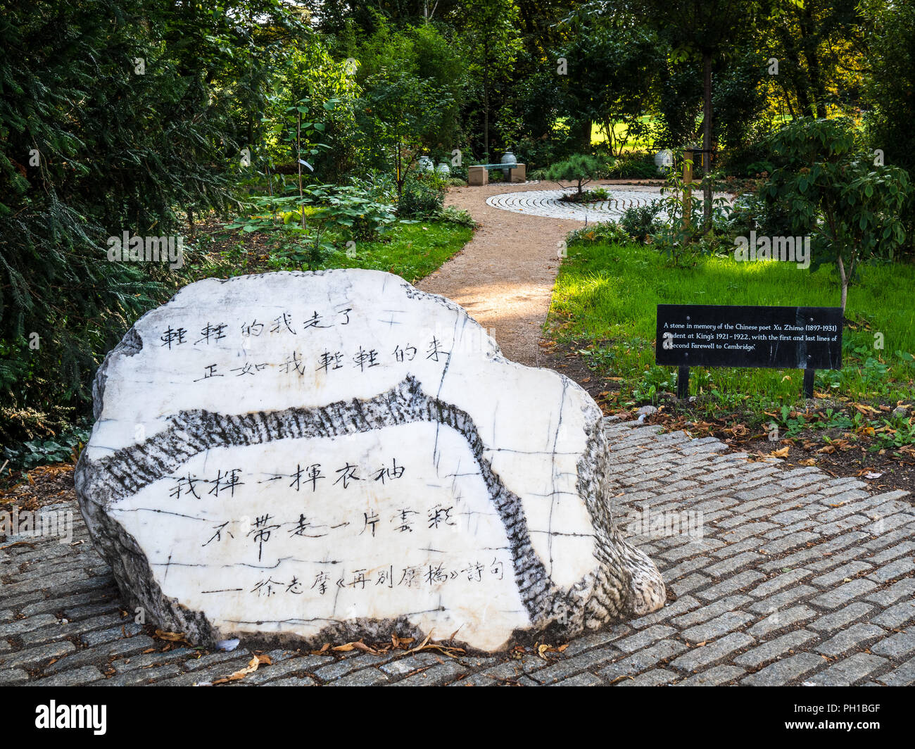 Xu Zhimo Memorial - monumento alla prima e ultima riga del poema Addio a Cambridge nei giardini del Kings College, Cambridge University. Foto Stock