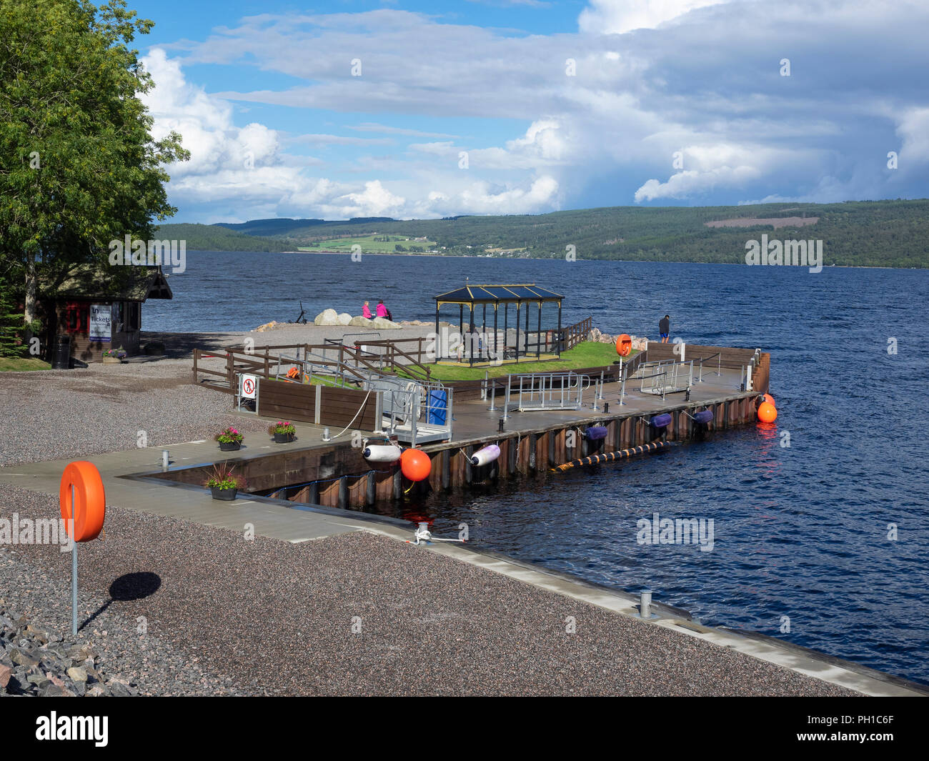 I turisti in attesa di un giacobita crociera presso il porto di Clansman, Loch Ness, Scozia Foto Stock