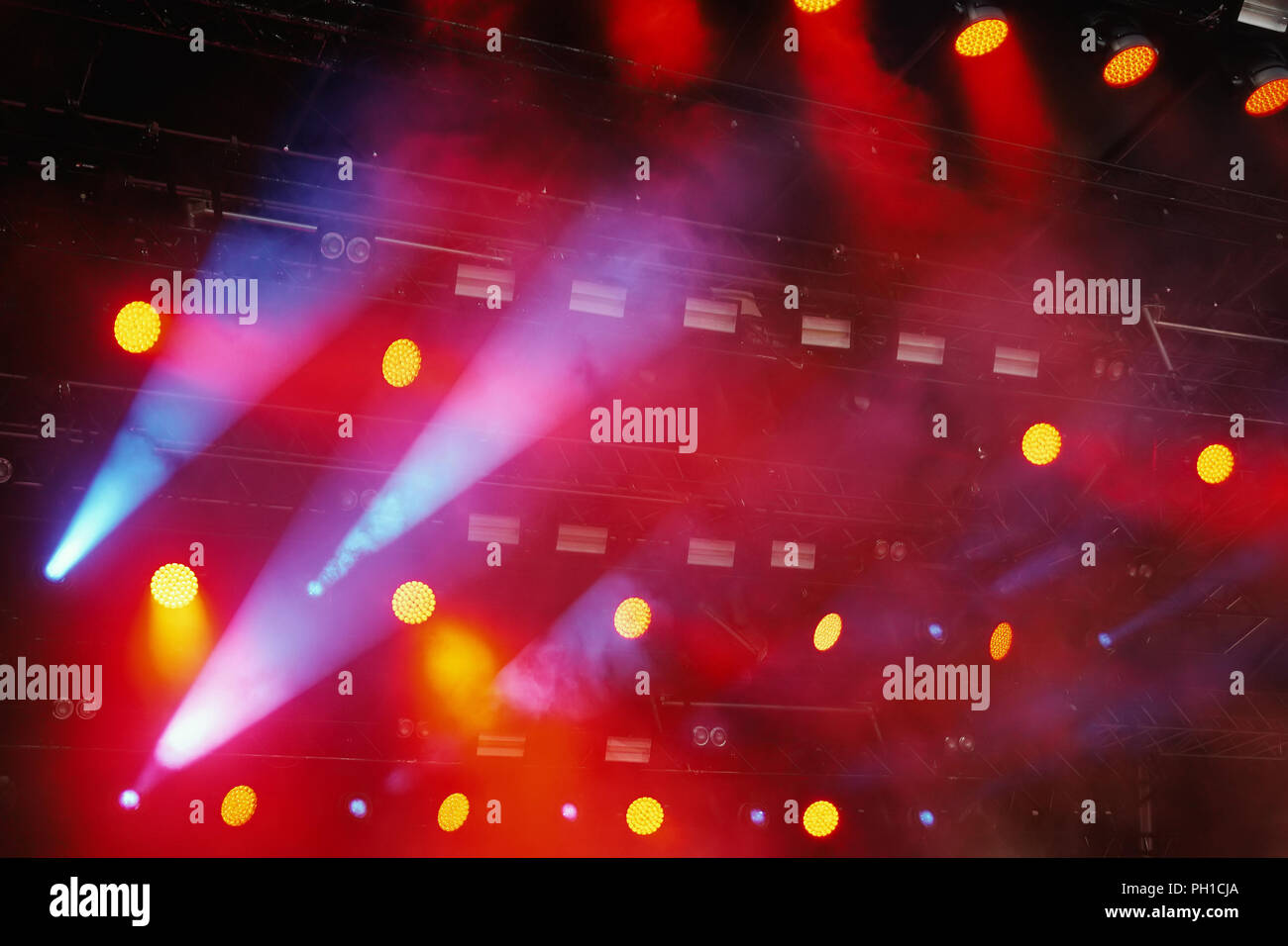 Stadio di diverse luci nel buio, rosso e blu illuminazione concerto Foto Stock