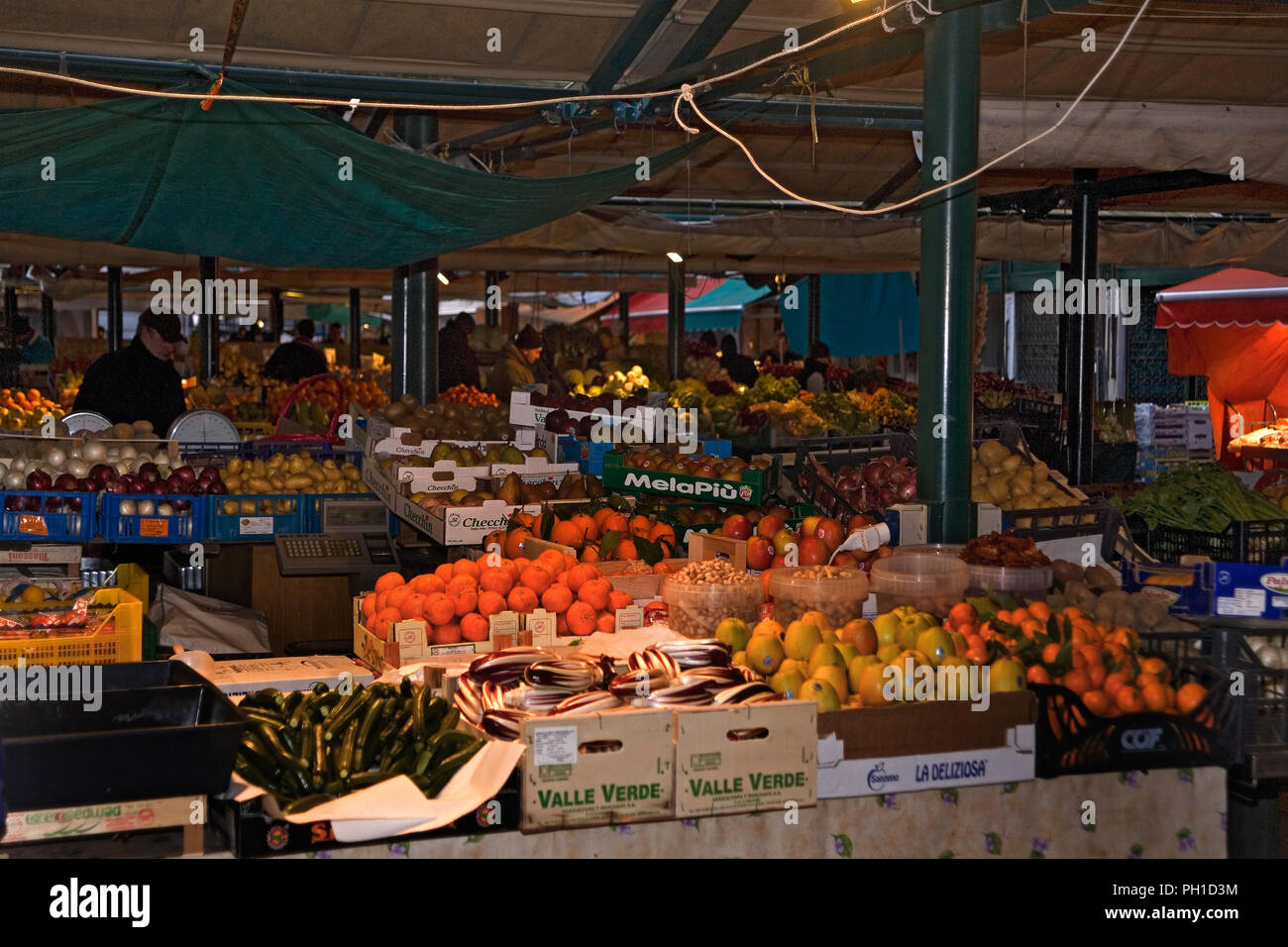 La mattina presto a Rialto Mercato ortofrutticolo, Campo de la Pescharia, Venezia, Italia: bancarelle visualizzando una vastissima gamma di frutta e verdura fresca Foto Stock