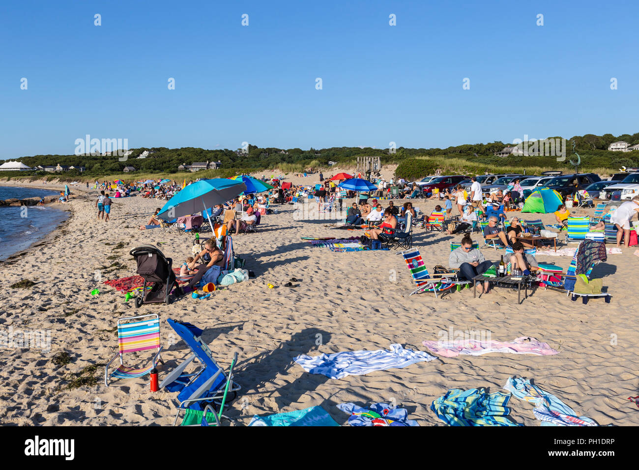Le persone si radunano e attendere Menemsha sulla spiaggia per vedere il tramonto sul vigneto del suono in Chilmark, Massachusetts di Martha's Vineyard. Foto Stock