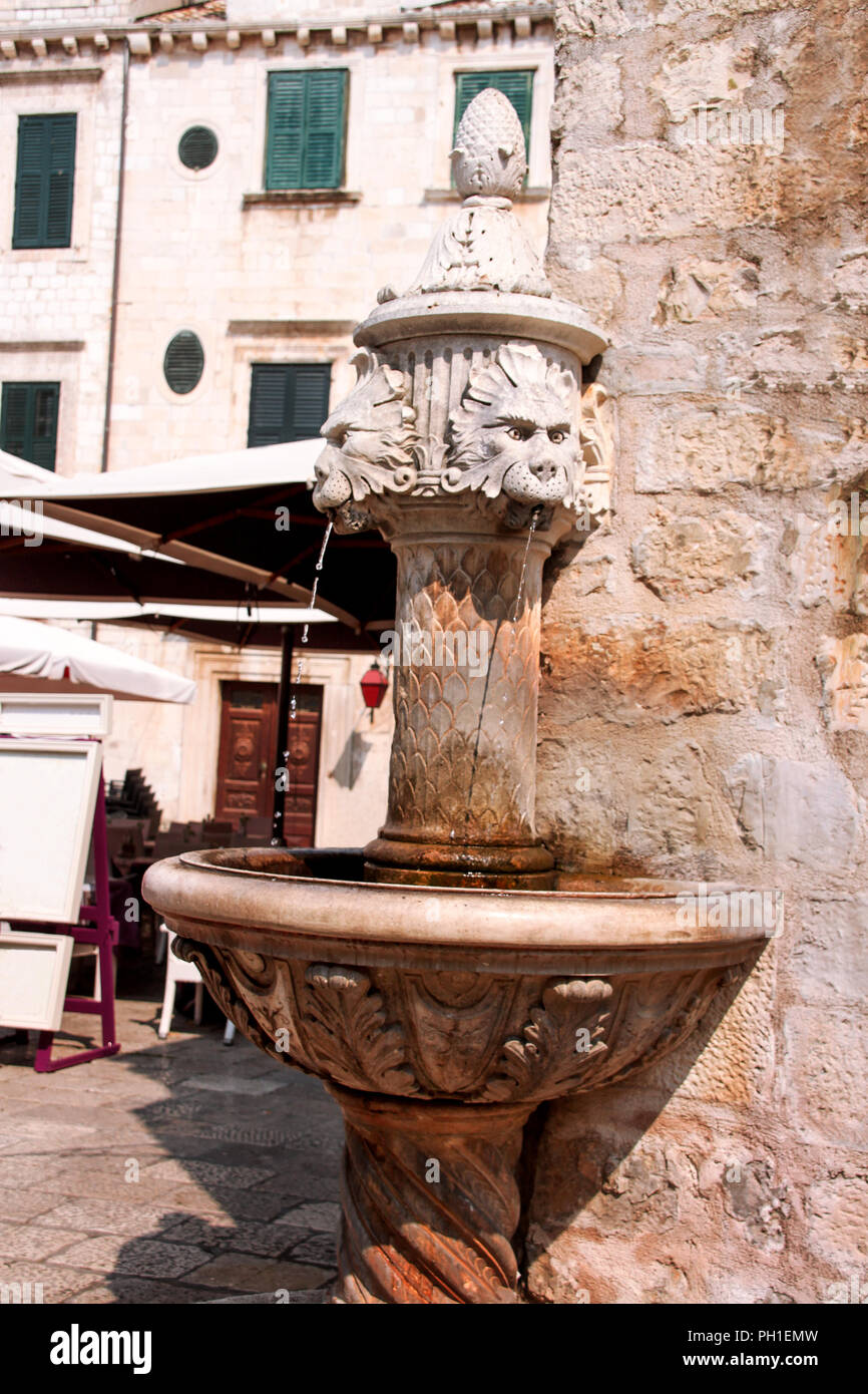 Piccola testa leone fontana a Dubrovnik. Vecchia strada medievale Statua fontana. Foto Stock