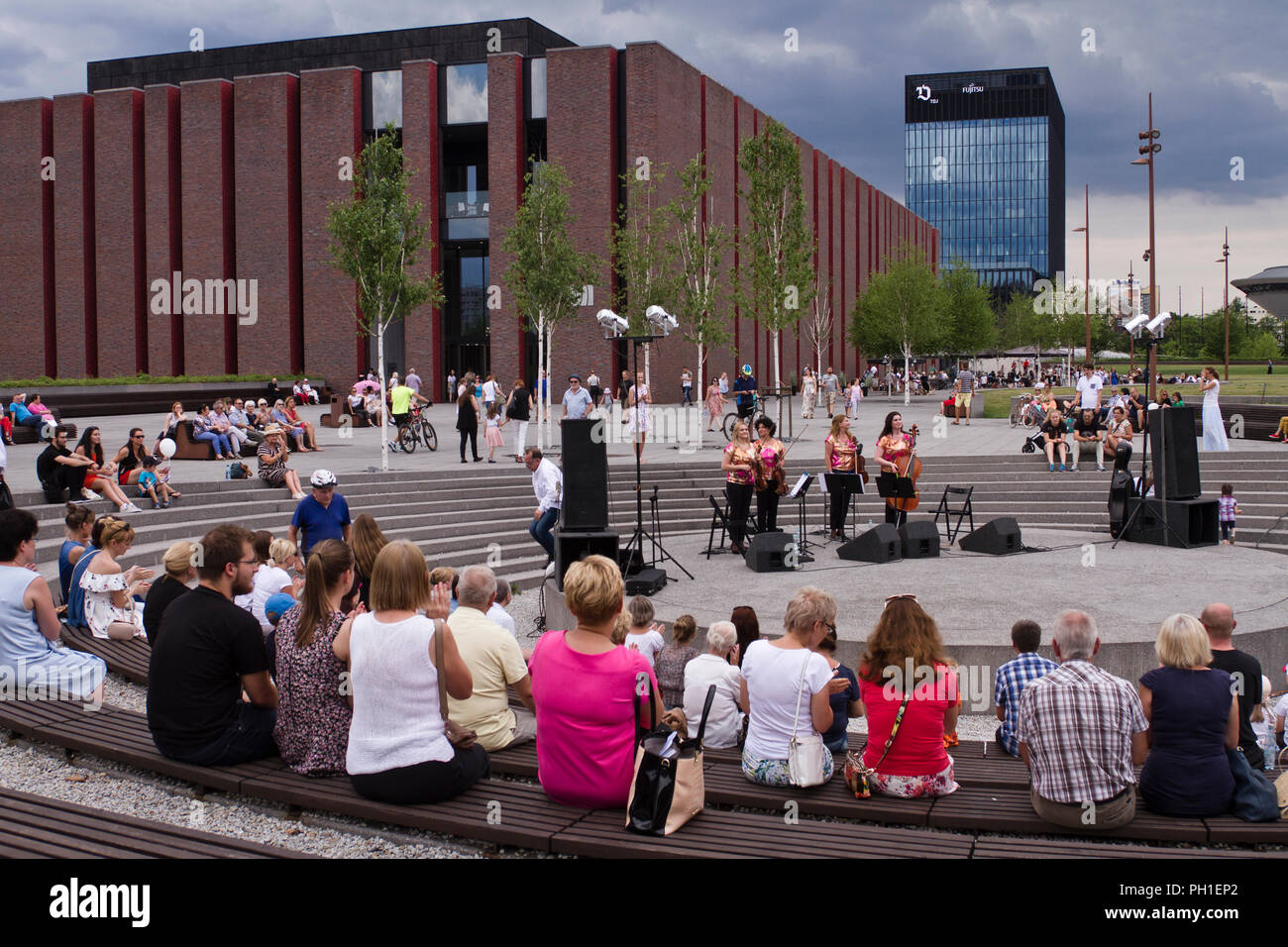 Katowice culturale zona- la zona tra il centro Congresso Internazionale (MCK), nazionale polacca di Radio Orchestra Sinfonica (NOSPR) e il Museo di Slesia Foto Stock