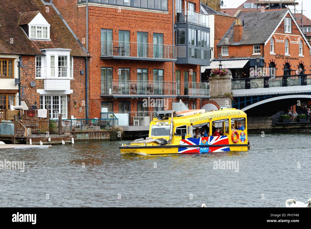 Un Windsor Duck Tours anfibio della barca sul fiume Tamigi a Eton e Windsor Berkshire England Regno Unito Foto Stock