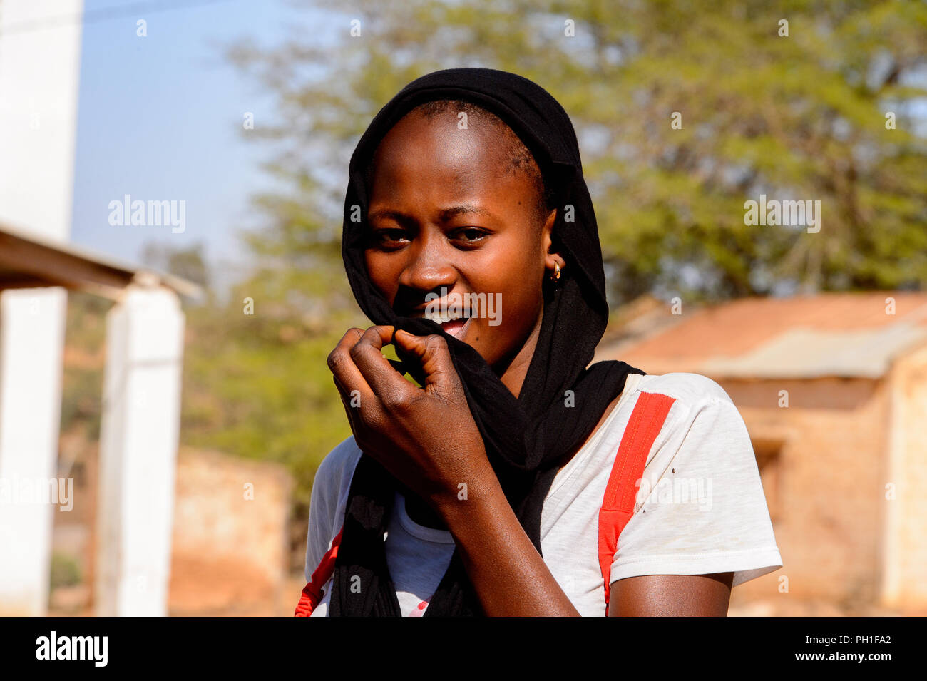 Deserto LAMPOUL village, SENEGAL - Apr 23, 2017: Non identificato donna senegalese in velo nero sorrisi in un villaggio vicino al deserto Lampoul Foto Stock