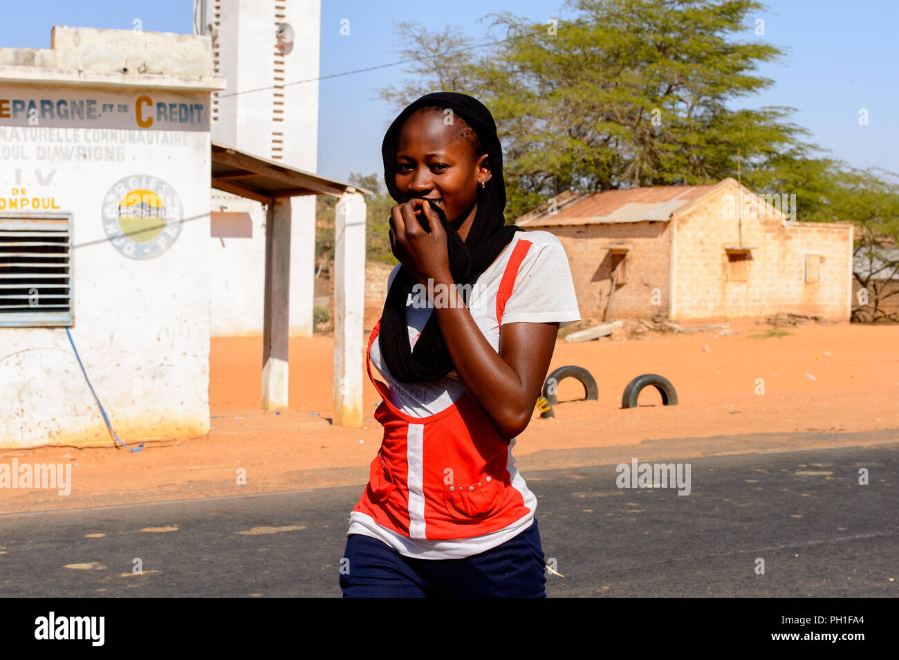 Deserto LAMPOUL village, SENEGAL - Apr 23, 2017: Non identificato donna senegalese in velo nero sorrisi in un villaggio vicino al deserto Lampoul Foto Stock