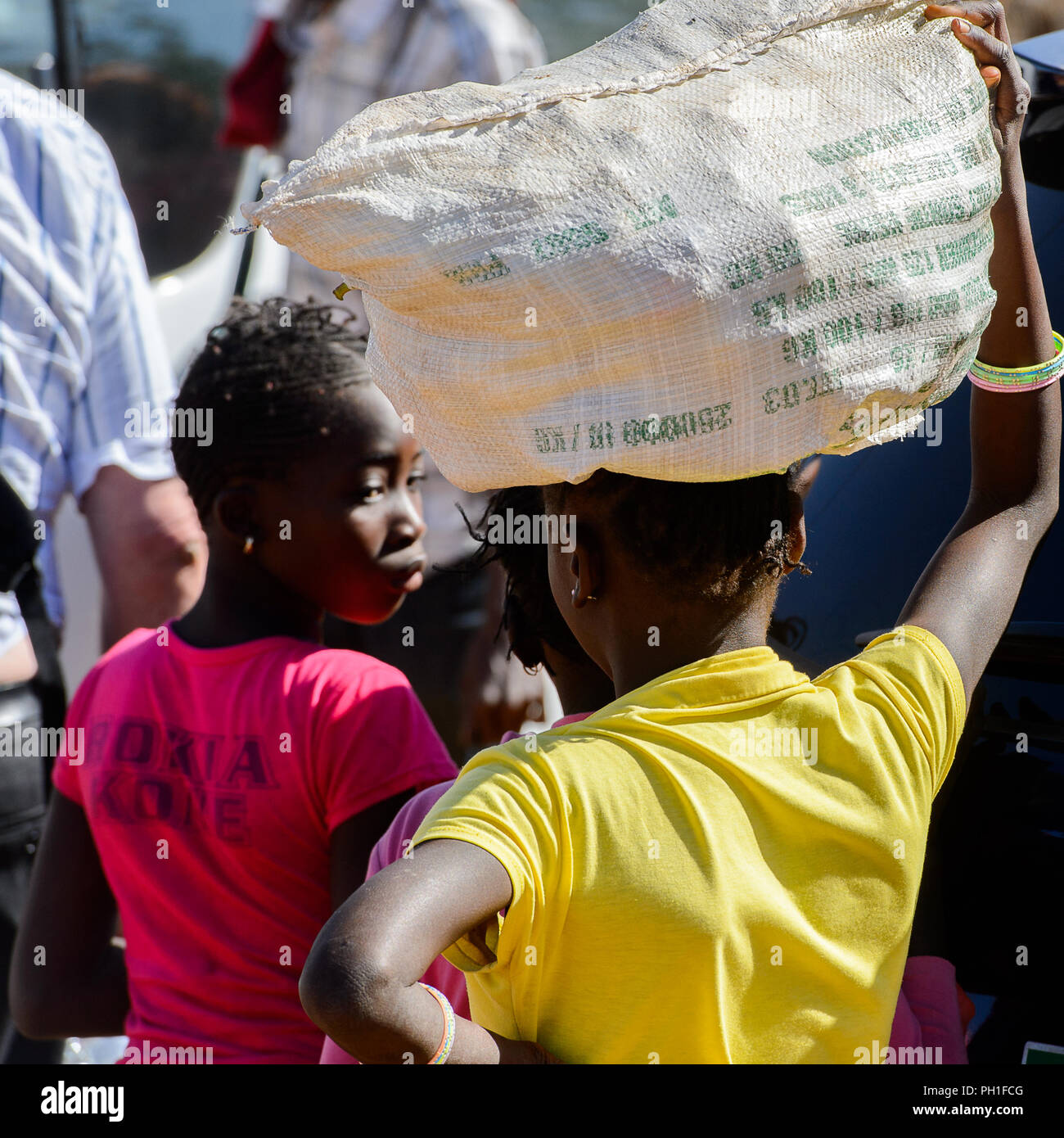 Deserto LAMPOUL village, SENEGAL - Apr 23, 2017: Non identificato donna senegalese porta un sacco sul suo capo in un villaggio vicino al deserto Lampoul Foto Stock
