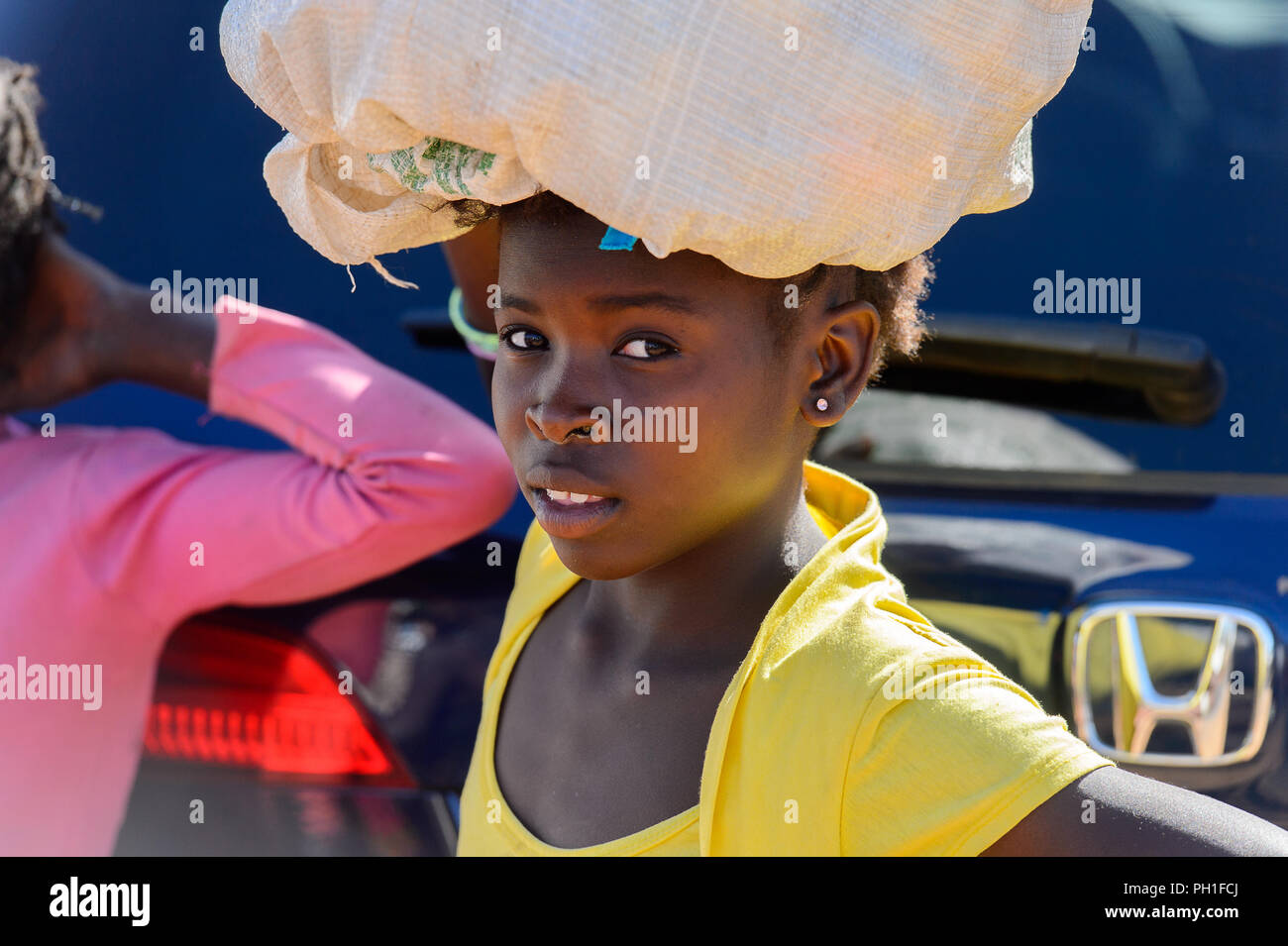 Deserto LAMPOUL village, SENEGAL - Apr 23, 2017: Non identificato donna senegalese porta un sacco sul suo capo in un villaggio vicino al deserto Lampoul Foto Stock
