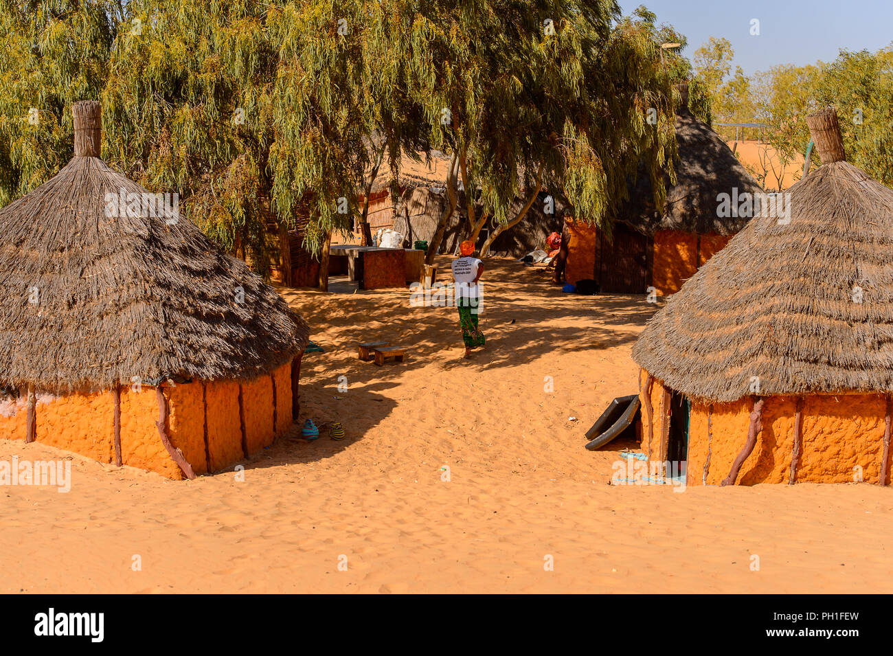 Deserto LAMPOUL, SENEGAL - Apr 23, 2017: Non identificato donna senegalese passeggiate tra le baracche in un deserto Lampoul, bellissimo paesaggio luogo Foto Stock