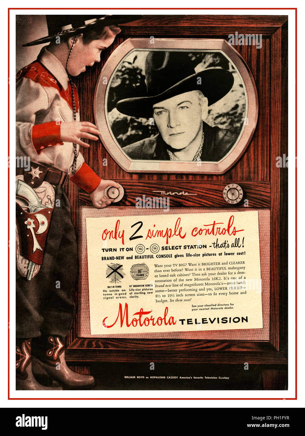 Vintage anni cinquanta TV USA American premere pubblicità per un pavimento mobile Motorola televisore con giovane ragazzo in vestito da cowboy con la pistola nella custodia e il suo preferito American cowboy star Hopalong Cassidy sullo schermo del televisore Foto Stock