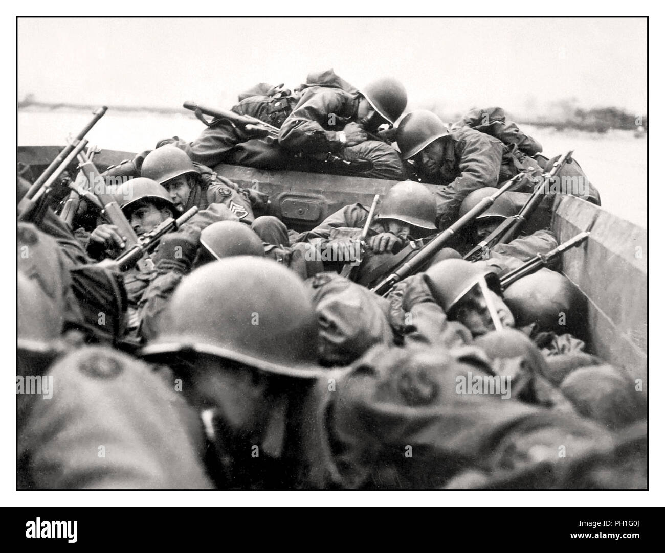 Guerra Mondiale 2 Reno Germania truppe americane della 89ª divisione attraversando il Reno sotto pesante tedesca nazista fuoco nemico a West Bank del Reno St. Goar, Renania Germania Marzo 1945. WW2 Foto Stock