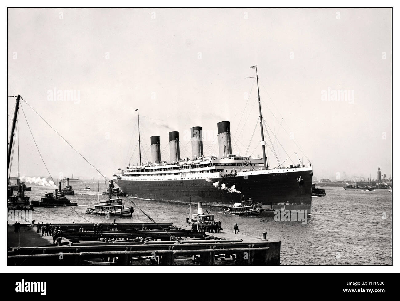 Nave gemella della RMS Olympic Ocean Liner d'epoca del RMS Titanic in arrivo a New York nel giugno 1911 durante il suo viaggio inaugurale navigando sotto la bandiera della White Star Line Foto Stock