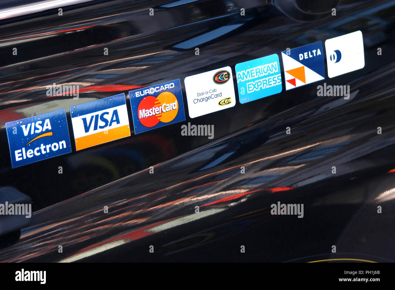 Tutta la carta di credito i logo della banca che un taxi consente di  pagamento sul lato di un taxi a Londra in Inghilterra Foto stock - Alamy