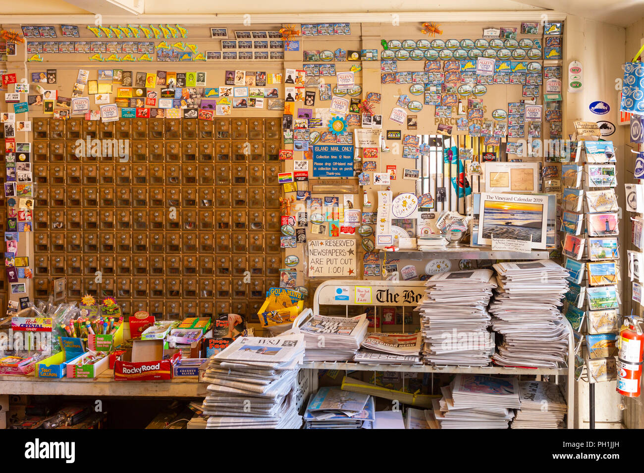 Un ufficio postale e delle merci per la vendita all'interno di vicolo storico di archivio generale, istituito nel 1858, in West Tisbury, Massachusetts di Martha's Vineyard. Foto Stock