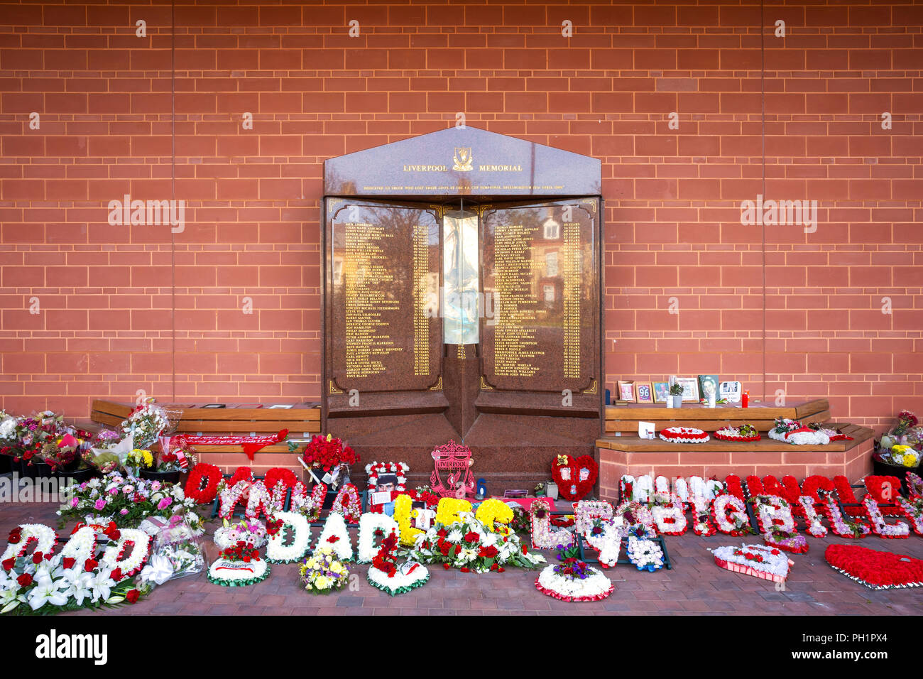 LIVERPOOL, Regno Unito - 17 Maggio 2018: Hillsborough memorial per le 96 vittime nel disastro di Hillsborough costruito 2015 situato in un apposito garde Foto Stock