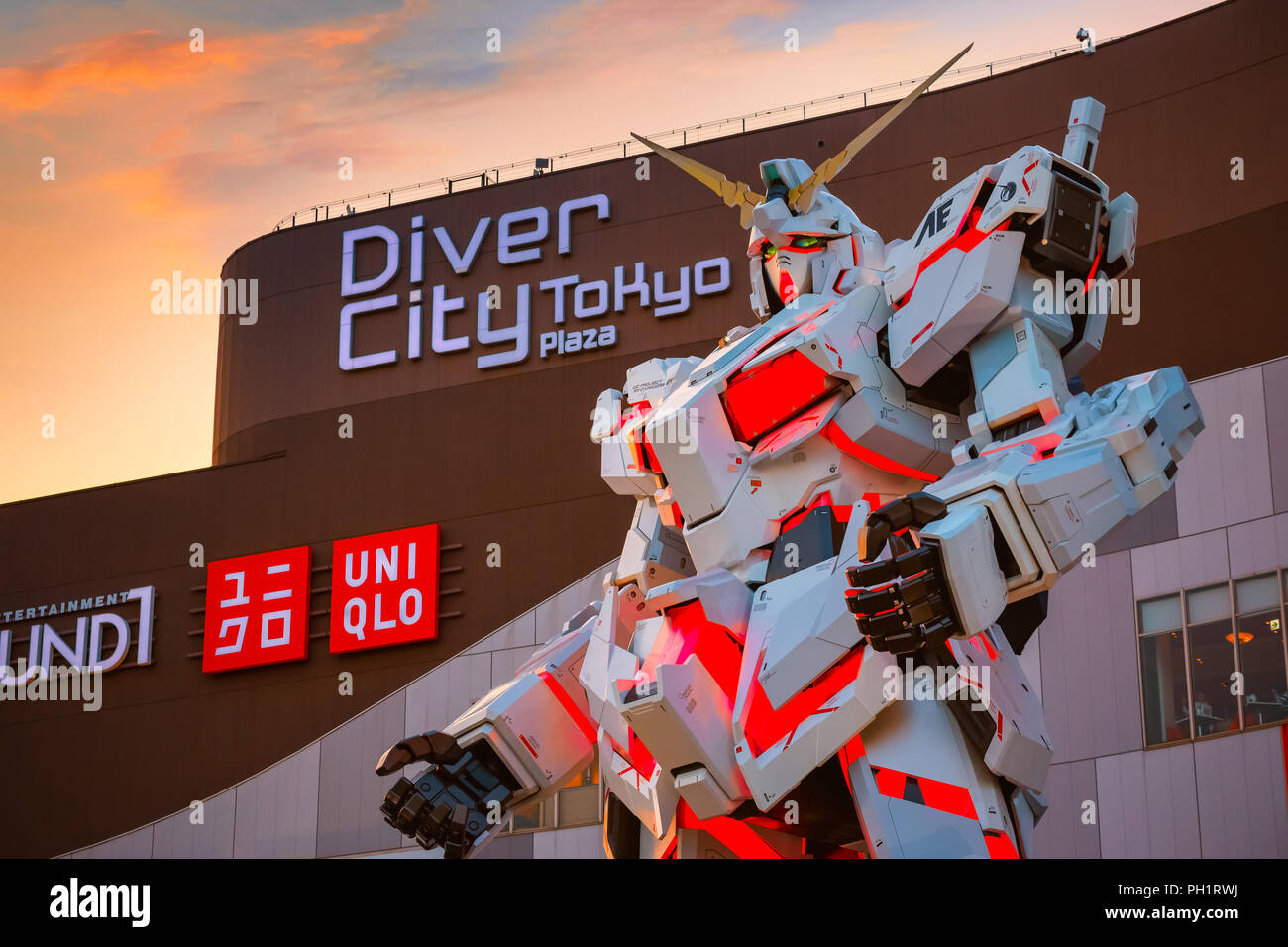 TOKYO, Giappone - 20 Aprile 2018: full-size mobile suit RX-0 Unicorn Gundam replica di Mobile Suit Gundam Unicorn serie a Diver City Tokyo Plaza Foto Stock