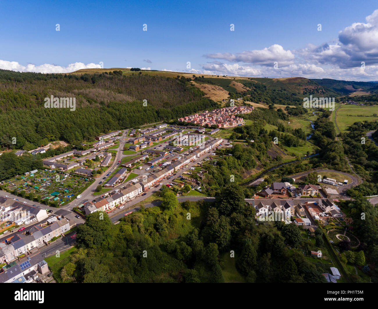 Vista aerea del Fiume Sirhowy nella cittadina gallese di Tredegar, Wales UK Foto Stock